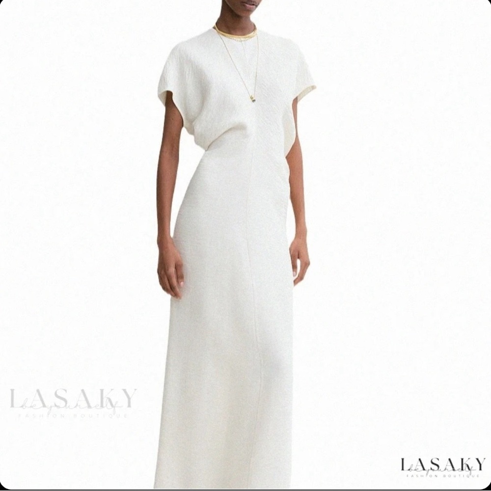 Elegant Long Dress with Soft Texture
Sizes:2 Small,1 Medium,1 Large
Color:White